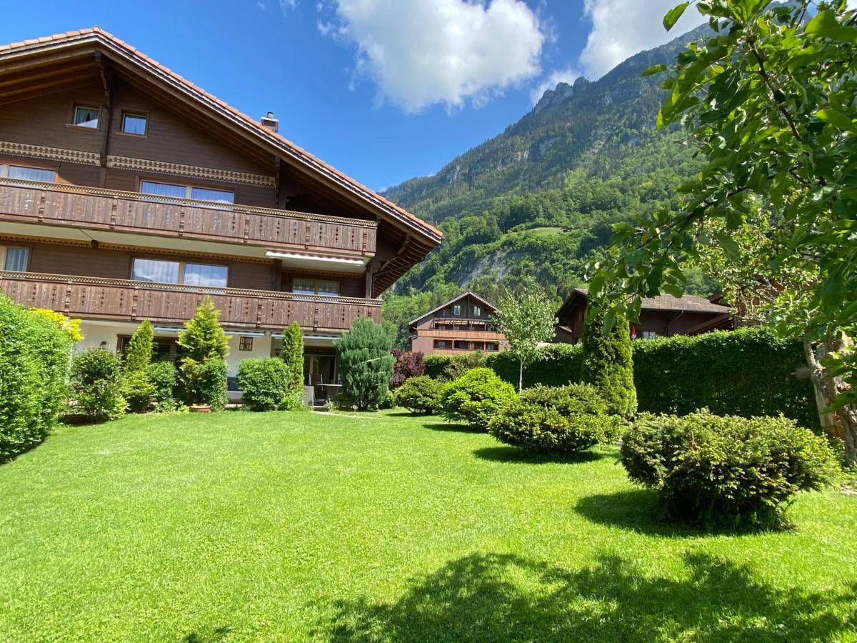 An Apartment In A Modern Swiss Chalet Iseltwald Esterno foto